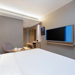 Queen Room Interior Window